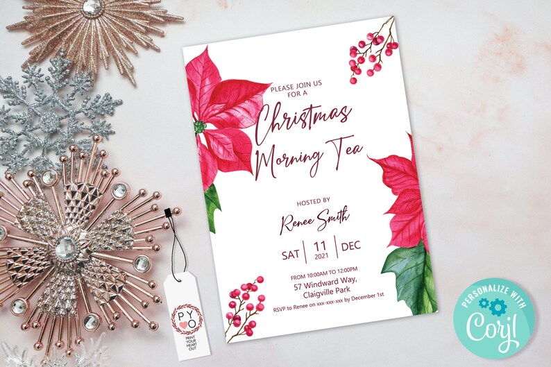 K&ouml;nnte beinhalten: Eine wei&szlig;e Einladung zum Christmas Morning Tea mit Aquarell-Weihnachtssternen und Beeren. Die Einladung enth&auml;lt Eventdetails und den Text "PLEASE JOIN US FOR A Christmas Morning Tea". Dekorative Schneeflocken- und Sternornamente befinden sich im Hintergrund.