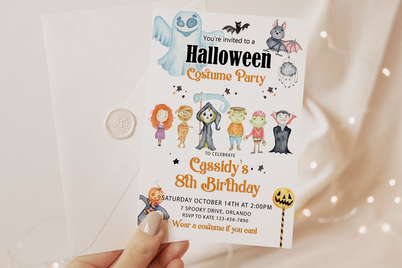 Op de afbeelding: Halloween-verkleedfeestuitnodiging met aquarel illustraties van geesten, vleermuizen en andere spookachtige personages. De uitnodiging is voor Cassidy's 8e verjaardag, met datum, tijd en locatie. De uitnodiging wordt in een hand gehouden.