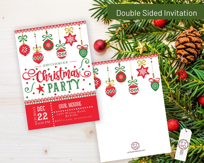 Puede incluir: Invitaci&oacute;n a una fiesta de Navidad de doble cara con adornos rojos y verdes colgando de la parte superior. La invitaci&oacute;n dice "Join us for our Christmas Party" con la fecha, hora y lugar. El reverso est&aacute; en blanco.