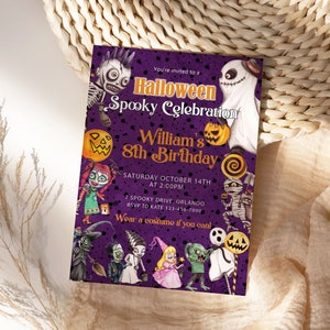 Pu&ograve; includere: Un invito rettangolare per una festa di Halloween con sfondo viola a pois neri e illustrazioni di mostri, fantasmi e zucche. Il testo recita: You're invited to a Halloween Spooky Celebration William's 8th Birthday.