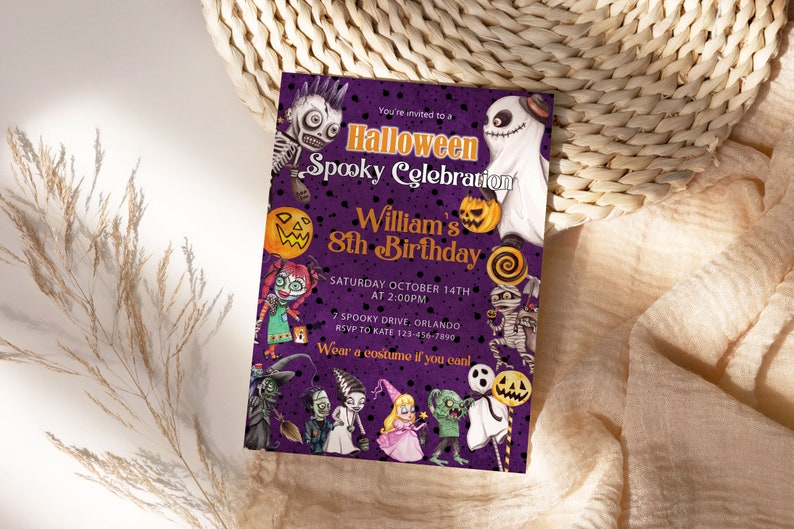 Pu&ograve; includere: Un invito rettangolare per una festa di Halloween con sfondo viola a pois neri e illustrazioni di mostri, fantasmi e zucche. Il testo recita: You're invited to a Halloween Spooky Celebration William's 8th Birthday.
