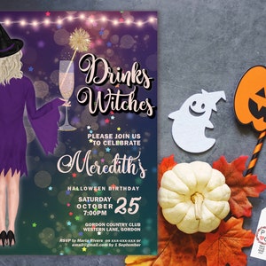Puede incluir: Invitaci&oacute;n tem&aacute;tica de Halloween con el texto "Drinks Witches" y "Meredith's Halloween Birthday". El dise&ntilde;o presenta una ilustraci&oacute;n de bruja, una copa de champ&aacute;n y elementos decorativos.