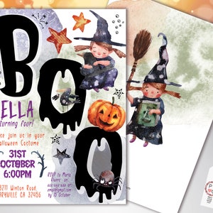 K&ouml;nnte beinhalten: Eine Halloween-Einladung mit dem Wort "BOO" in schwarzen, tropfenden Buchstaben. Die Einladung enth&auml;lt den Text "BELLA wird vier!" und zeigt Illustrationen einer Hexe, eines K&uuml;rbisses, Sterne und einer Spinne. Datum und Uhrzeit sind ebenfalls angegeben.