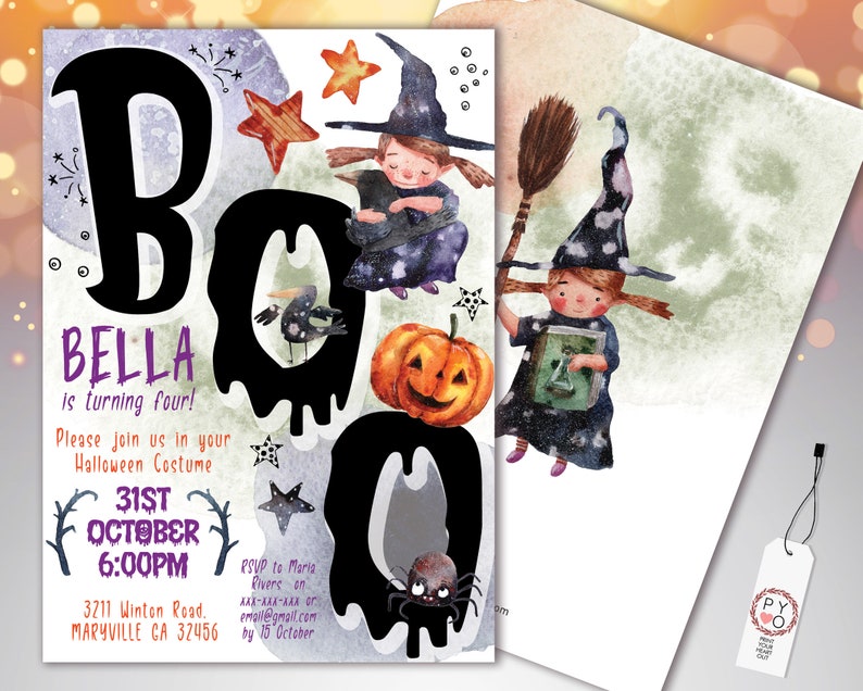 K&ouml;nnte beinhalten: Eine Halloween-Einladung mit dem Wort "BOO" in schwarzen, tropfenden Buchstaben. Die Einladung enth&auml;lt den Text "BELLA wird vier!" und zeigt Illustrationen einer Hexe, eines K&uuml;rbisses, Sterne und einer Spinne. Datum und Uhrzeit sind ebenfalls angegeben.