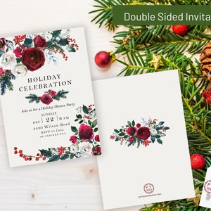 K&ouml;nnte beinhalten: Doppelseitige Weihnachtseinladung mit floralen Akzenten. Die Vorderseite zeigt den Text "Holiday Celebration" und Veranstaltungsdetails. Die R&uuml;ckseite zeigt ein Blumenarrangement. Das Design umfasst Burgunder-, Wei&szlig;- und Gr&uuml;n-Elemente.