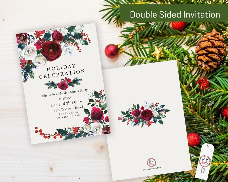 K&ouml;nnte beinhalten: Doppelseitige Weihnachtseinladung mit floralen Akzenten. Die Vorderseite zeigt den Text "Holiday Celebration" und Veranstaltungsdetails. Die R&uuml;ckseite zeigt ein Blumenarrangement. Das Design umfasst Burgunder-, Wei&szlig;- und Gr&uuml;n-Elemente.