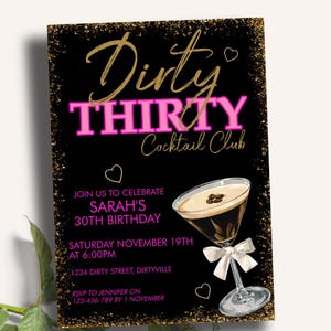 Peut inclure: Invitation noire et dor&eacute;e pour une f&ecirc;te de cocktail "Dirty Thirty". Le carton pr&eacute;sente le texte "Dirty Thirty" en or et rose, une illustration de cocktail et les d&eacute;tails de l'&eacute;v&eacute;nement.