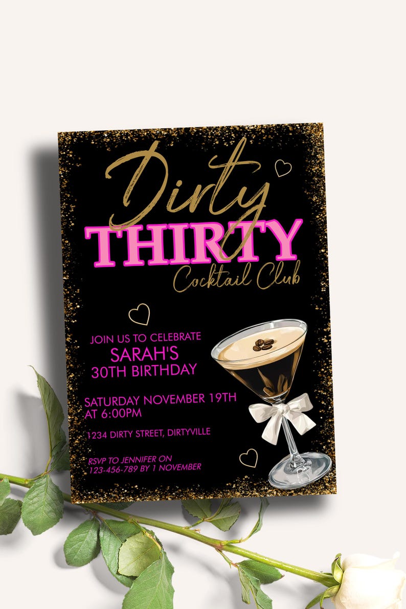 Peut inclure: Invitation noire et dor&eacute;e pour une f&ecirc;te de cocktail "Dirty Thirty". Le carton pr&eacute;sente le texte "Dirty Thirty" en or et rose, une illustration de cocktail et les d&eacute;tails de l'&eacute;v&eacute;nement.