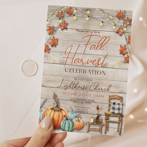 K&ouml;nnte beinhalten: Einladung zur Herbst-Ernte-Feier mit rustikalem Holz-Hintergrund, orangefarbenen und blauen K&uuml;rbissen, einem kleinen Tisch und einem Stuhl mit kariertem Kissen. Der Text lautet "Bitte schlie&szlig;en Sie sich uns zu einer Herbst-Ernte-Feier f&uuml;r alle in der Lighthouse Church am 20. Oktober um 19:00 Uhr an."