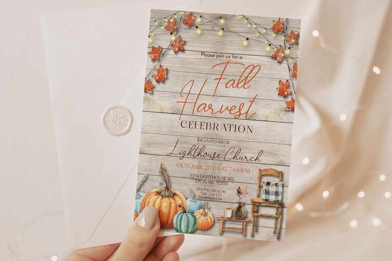 K&ouml;nnte beinhalten: Einladung zur Herbst-Ernte-Feier mit rustikalem Holz-Hintergrund, orangefarbenen und blauen K&uuml;rbissen, einem kleinen Tisch und einem Stuhl mit kariertem Kissen. Der Text lautet "Bitte schlie&szlig;en Sie sich uns zu einer Herbst-Ernte-Feier f&uuml;r alle in der Lighthouse Church am 20. Oktober um 19:00 Uhr an."