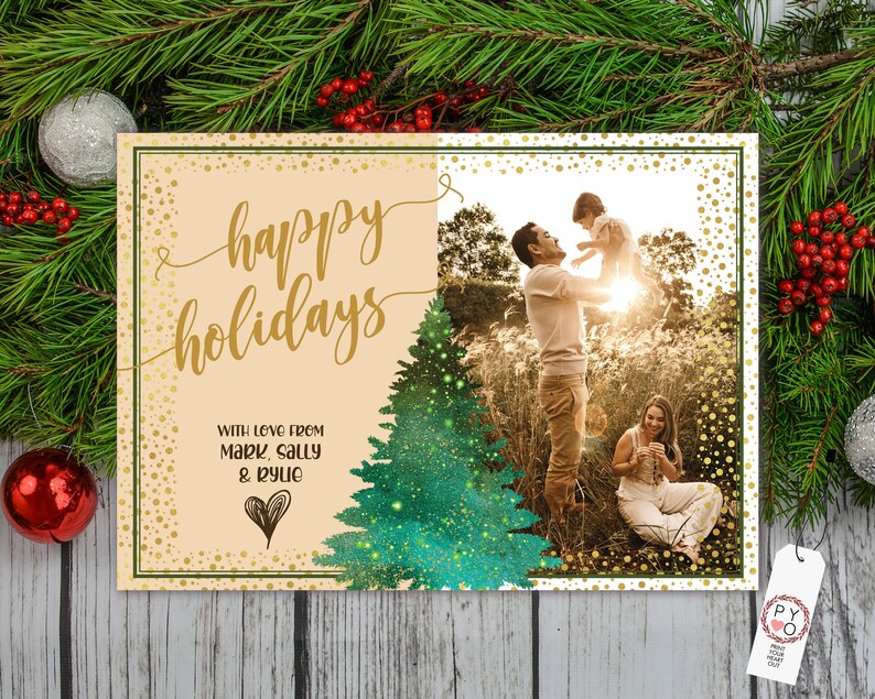 Może przedstawiać: Kartka świąteczna z rodzinnym zdjęciem, ilustracją zielonej choinki i napisem "happy holidays" złotymi literami. Karta zawiera tekst "with love from Mark, Sally & Ryan."