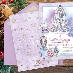 Op de afbeelding: Een Winter Prinses verjaardagsfeest uitnodiging met een aquarel kasteel, muis en prinses illustraties. De uitnodiging is lavendelkleurig met gouden sneeuwvlok accenten. Tekst bevat feestdetails en RSVP informatie.