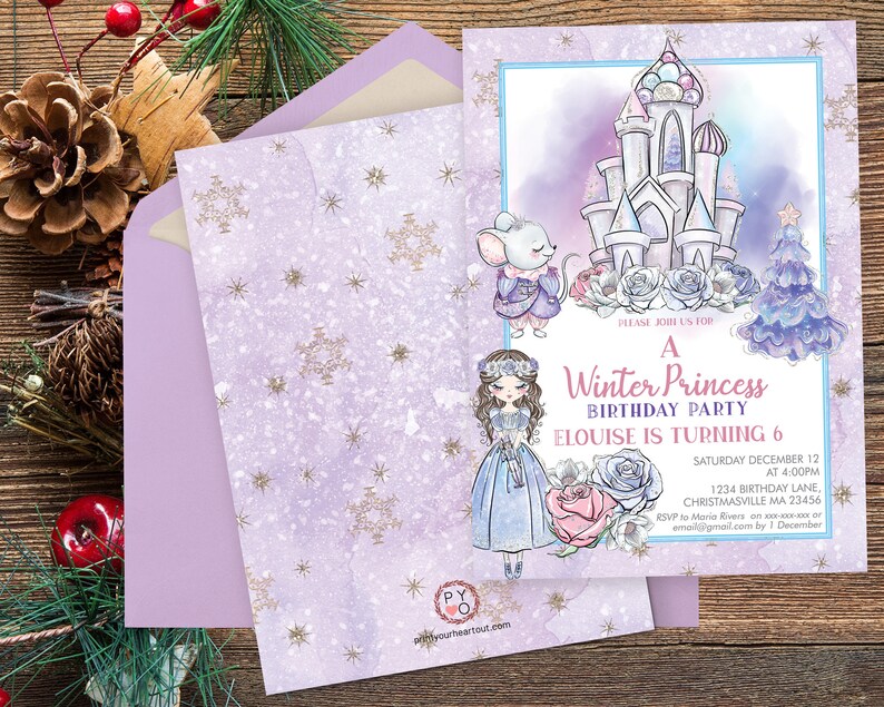 Op de afbeelding: Een Winter Prinses verjaardagsfeest uitnodiging met een aquarel kasteel, muis en prinses illustraties. De uitnodiging is lavendelkleurig met gouden sneeuwvlok accenten. Tekst bevat feestdetails en RSVP informatie.