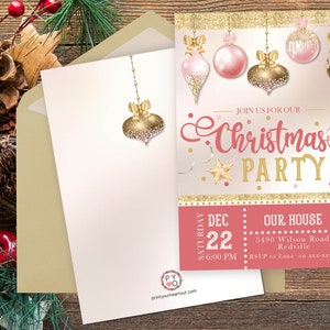 Peut inclure: Une invitation &agrave; une f&ecirc;te de No&euml;l aux couleurs or et rose. Elle pr&eacute;sente des ornements d&eacute;coratifs, le texte "Christmas Party" et les d&eacute;tails de l'&eacute;v&eacute;nement. Une enveloppe et une carte vierge sont &eacute;galement visibles.