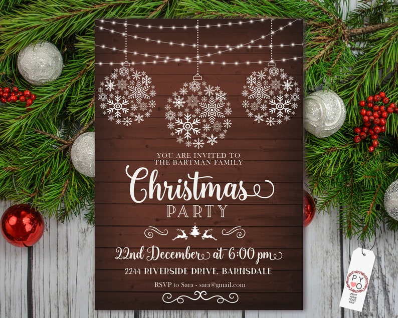 K&ouml;nnte beinhalten: Eine Weihnachtsparty-Einladung mit einem Holz-Hintergrund. Das Design zeigt wei&szlig;e Schneeflocken-Ornamente, die an Lichterketten h&auml;ngen. Der Text der Einladung k&uuml;ndigt eine Weihnachtsfeier mit Datum, Uhrzeit und Adresse an. RSVP-Details sind ebenfalls enthalten.