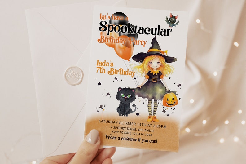 Może przedstawiać: Zaproszenie na przyjęcie urodzinowe z motywem Halloween z ilustracją czarownicy, czarnego kota i dyni. Zaproszenie zawiera tekst "Let's have a Spooktacular Birthday Party" oraz szczeg&oacute;ły wydarzenia. Zaproszenie znajduje się w białej kopercie.