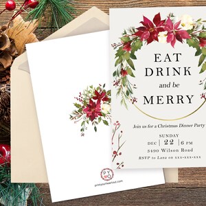 Pu&ograve; includere: Invito per una cena di Natale con un design a ghirlanda floreale. L'invito presenta il testo "EAT DRINK and be MERRY" in nero. L'invito include la data, l'ora e il luogo della festa.