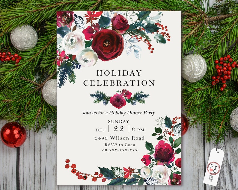 K&ouml;nnte beinhalten: Einladung zur Weihnachtsfeier mit floralen Akzenten in Burgunderrot, Wei&szlig; und Gr&uuml;n. Die Einladung enth&auml;lt den Text "Holiday Celebration" und Details f&uuml;r ein Abendessen am 22. Dezember um 18:00 Uhr. Die Einladung ist von Weihnachtsdekorationen umgeben.