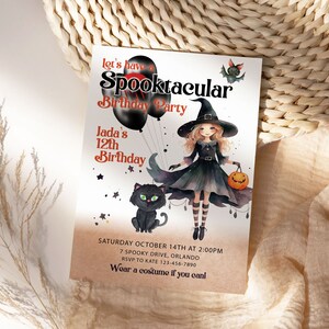 K&ouml;nnte beinhalten: Eine rechteckige Geburtstagseinladung mit einer Hexenillustration, einer schwarzen Katze und einem K&uuml;rbis. Der Text lautet: Let's have a Spooktacular Birthday Party, Jada's 12th Birthday, Saturday October 14th at 2:00PM, 7 Spooky Drive, Orlando, RSVP to Kate 123-456-7890, Wear a costume if you can!