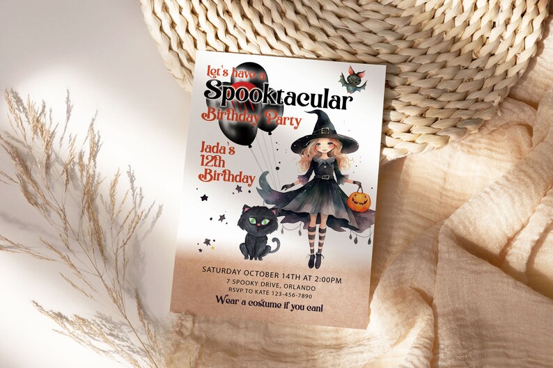 K&ouml;nnte beinhalten: Eine rechteckige Geburtstagseinladung mit einer Hexenillustration, einer schwarzen Katze und einem K&uuml;rbis. Der Text lautet: Let's have a Spooktacular Birthday Party, Jada's 12th Birthday, Saturday October 14th at 2:00PM, 7 Spooky Drive, Orlando, RSVP to Kate 123-456-7890, Wear a costume if you can!
