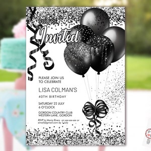 Puede incluir: Una invitaci&oacute;n de cumplea&ntilde;os en blanco y negro con un fondo de purpurina plateada. La invitaci&oacute;n presenta globos negros con purpurina plateada y un lazo negro. El texto de la invitaci&oacute;n dice "You're Invited" e incluye los detalles de la fiesta de cumplea&ntilde;os n&uacute;mero 40 de Lisa Colman.