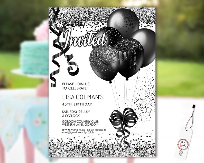 Puede incluir: Una invitaci&oacute;n de cumplea&ntilde;os en blanco y negro con un fondo de purpurina plateada. La invitaci&oacute;n presenta globos negros con purpurina plateada y un lazo negro. El texto de la invitaci&oacute;n dice "You're Invited" e incluye los detalles de la fiesta de cumplea&ntilde;os n&uacute;mero 40 de Lisa Colman.