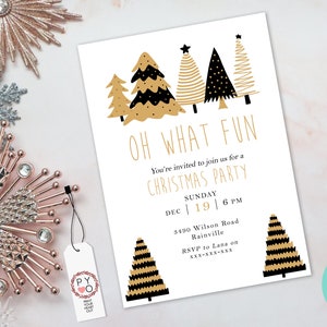 K&ouml;nnte beinhalten: Wei&szlig;er Weihnachtsparty-Einladung mit goldenen und schwarzen Illustrationen von Weihnachtsb&auml;umen. Der Text "OH WHAT FUN" ist in Gold gehalten, mit Party-Details darunter. Dekorative Schneeflocken-Ornamente in Silber und Ros&eacute;gold umgeben die Einladung.