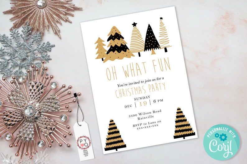 K&ouml;nnte beinhalten: Wei&szlig;er Weihnachtsparty-Einladung mit goldenen und schwarzen Illustrationen von Weihnachtsb&auml;umen. Der Text "OH WHAT FUN" ist in Gold gehalten, mit Party-Details darunter. Dekorative Schneeflocken-Ornamente in Silber und Ros&eacute;gold umgeben die Einladung.