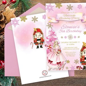 Op de afbeelding: Een set roze uitnodigingen voor een Notenkraker-thema verjaardagsfeestje. Het ontwerp bevat een ballerina, een kerstboom en een illustratie van een notenkrakersoldaat. De tekst luidt "Nutcracke Birthday Party" en "Elouise's 5th Birthday".