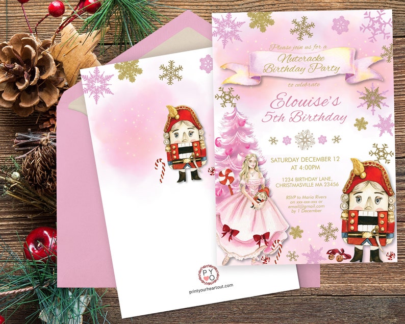 Op de afbeelding: Een set roze uitnodigingen voor een Notenkraker-thema verjaardagsfeestje. Het ontwerp bevat een ballerina, een kerstboom en een illustratie van een notenkrakersoldaat. De tekst luidt "Nutcracke Birthday Party" en "Elouise's 5th Birthday".