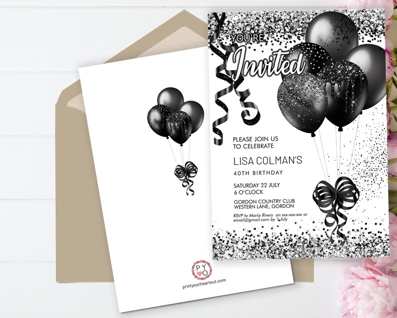 Puede incluir: Invitaci&oacute;n de cumplea&ntilde;os en blanco y negro con fondo de purpurina plateada. La invitaci&oacute;n presenta globos negros con detalles de purpurina plateada y un lazo negro. El texto dice "Est&aacute;s invitado" e incluye detalles para la fiesta de cumplea&ntilde;os n&uacute;mero 40 de Lisa Colman.