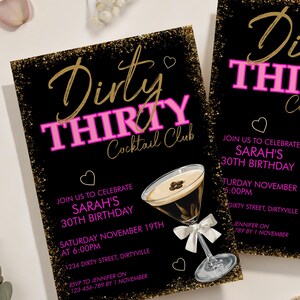 Peut inclure: Invitation noire et dor&eacute;e avec le texte "Dirty Thirty Cocktail Club" en script dor&eacute; et lettres roses. L'invitation comprend les d&eacute;tails d'une f&ecirc;te du 30e anniversaire, avec une illustration de cocktail.