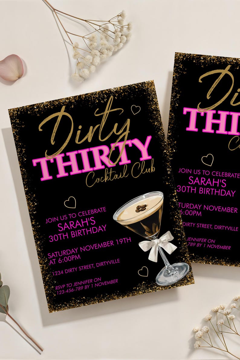 Peut inclure: Invitation noire et dor&eacute;e avec le texte "Dirty Thirty Cocktail Club" en script dor&eacute; et lettres roses. L'invitation comprend les d&eacute;tails d'une f&ecirc;te du 30e anniversaire, avec une illustration de cocktail.