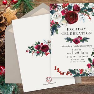 K&ouml;nnte beinhalten: Einladung zur Weihnachtsfeier mit floralem Design. Die Einladung hat einen cremefarbenen Hintergrund mit burgunderroten und wei&szlig;en Blumen, gr&uuml;nen Bl&auml;ttern und dem Text "HOLIDAY CELEBRATION". Enth&auml;lt einen Umschlag und eine passende Karte.