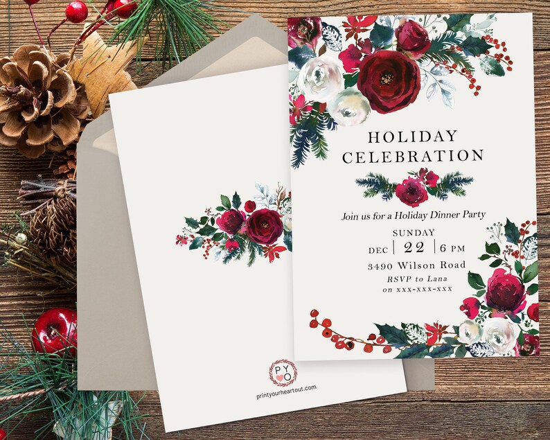 K&ouml;nnte beinhalten: Einladung zur Weihnachtsfeier mit floralem Design. Die Einladung hat einen cremefarbenen Hintergrund mit burgunderroten und wei&szlig;en Blumen, gr&uuml;nen Bl&auml;ttern und dem Text "HOLIDAY CELEBRATION". Enth&auml;lt einen Umschlag und eine passende Karte.