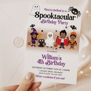 Op de afbeelding: Een uitnodiging voor een Halloween-verjaardagsfeestje met de tekst "You're invited to a Spooktacular Birthday Party" en "William's 4th Birthday". De uitnodiging bevat illustraties van kinderen in kostuums, waaronder een heks, een spook en een vampier.