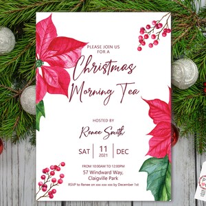 K&ouml;nnte beinhalten: Eine wei&szlig;e Einladungskarte f&uuml;r ein Christmas Morning Tea mit roten Weihnachtssternen und Beeren. Die Karte enth&auml;lt den Text "Christmas Morning Tea" sowie Datum, Uhrzeit und Ort, veranstaltet von Renee Smith. Dekoriert mit festlichem Gr&uuml;n und Ornamenten.