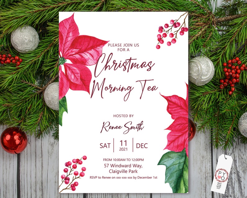 K&ouml;nnte beinhalten: Eine wei&szlig;e Einladungskarte f&uuml;r ein Christmas Morning Tea mit roten Weihnachtssternen und Beeren. Die Karte enth&auml;lt den Text "Christmas Morning Tea" sowie Datum, Uhrzeit und Ort, veranstaltet von Renee Smith. Dekoriert mit festlichem Gr&uuml;n und Ornamenten.