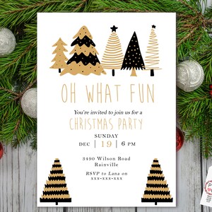 K&ouml;nnte beinhalten: Eine wei&szlig;e Weihnachtsparty-Einladung mit goldenen und schwarzen Baumillustrationen und dem Text "OH WHAT FUN". Die Einladung enth&auml;lt Datum, Uhrzeit und RSVP-Informationen. Die Einladung ist von Weihnachtsgr&uuml;n und Ornamenten umgeben.