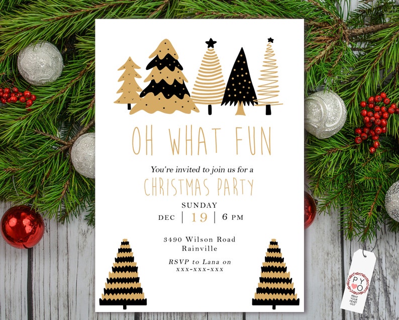 K&ouml;nnte beinhalten: Eine wei&szlig;e Weihnachtsparty-Einladung mit goldenen und schwarzen Baumillustrationen und dem Text "OH WHAT FUN". Die Einladung enth&auml;lt Datum, Uhrzeit und RSVP-Informationen. Die Einladung ist von Weihnachtsgr&uuml;n und Ornamenten umgeben.