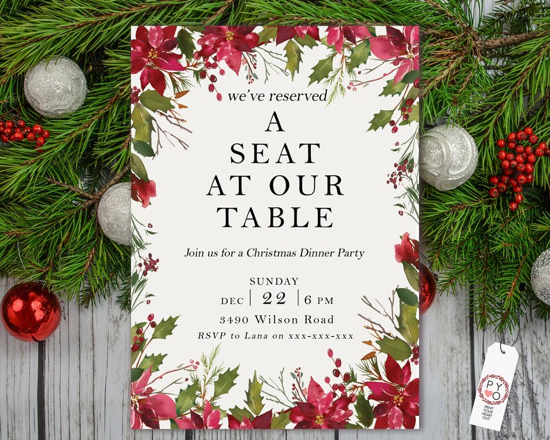 K&ouml;nnte beinhalten: Eine rechteckige Einladungskarte mit wei&szlig;em Hintergrund und einem Aquarellrand aus roten Weihnachtssternen, gr&uuml;nen Stechpalmenbl&auml;ttern und Beeren. Der Text lautet: we've reserved A SEAT AT OUR TABLE, Join us for a Christmas Dinner Party, SUNDAY DEC 22 6 PM, 3490 Wilson Road, RSVP to Lana on xxx-xxx-xxx.