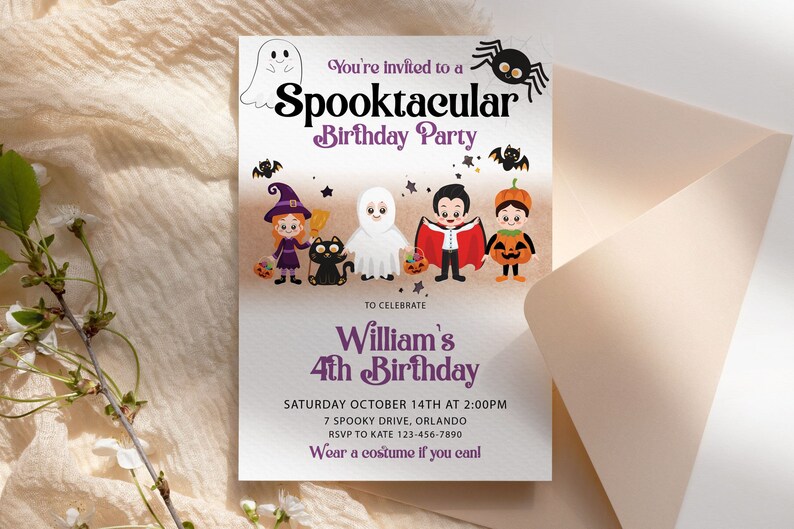K&ouml;nnte beinhalten: Eine Einladung zur Halloween-Geburtstagsfeier mit dem Text "Spooktacular Birthday Party" und "Williams 4. Geburtstag". Die Einladung zeigt Cartoon-Illustrationen eines Geistes, einer Spinne, einer Hexe, einer schwarzen Katze, eines Vampirs und eines K&uuml;rbisses.