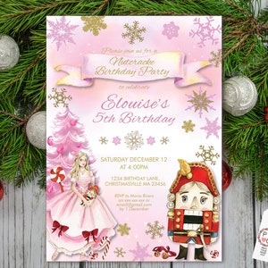 Op de afbeelding: Een roze verjaardagsuitnodiging met een Notenkraker-thema. De uitnodiging toont een aquarel illustratie van een meisje in een roze jurk, een roze kerstboom en een notenkraker soldaat. De tekst luidt "Nutcracker Birthday Party" en "Elouise's 5th Birthday".