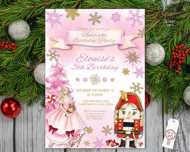 Op de afbeelding: Een roze verjaardagsuitnodiging met een Notenkraker-thema. De uitnodiging toont een aquarel illustratie van een meisje in een roze jurk, een roze kerstboom en een notenkraker soldaat. De tekst luidt "Nutcracker Birthday Party" en "Elouise's 5th Birthday".