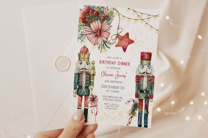 Op de afbeelding: Een aquarel verjaardagsdiner uitnodiging met twee notenkraker figuren, zuurstokken en feestelijke decoraties. De uitnodiging bevat de tekst "Kom met ons mee voor een verjaardagsdiner om Olivia Jones' 35e verjaardag op 20 december om 19:00 uur te vieren."