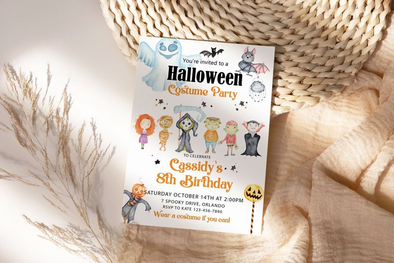 Op de afbeelding: Een Halloween-kostuumfeestuitnodiging met aquarel illustraties van geesten, vleermuizen en monsters. De uitnodiging luidt "You're invited to a Halloween Costume Party" en kondigt Cassidy's 8e verjaardag aan.