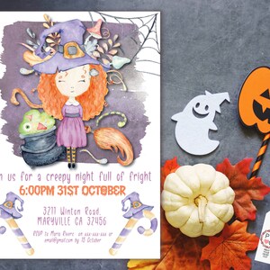 Puede incluir: Invitaci&oacute;n de Halloween en acuarela con una bruja de pelo naranja, sombrero morado y un caldero. La invitaci&oacute;n incluye el texto "Join us for a creepy night full of fright" y detalles del evento. Elementos decorativos: fantasma, calabaza y bastones de caramelo.