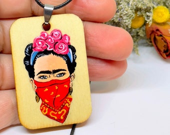 Collana con ciondolo in legno dipinto a mano ispirata a Frida Ribelle. Fridalovers Art To Wear Fashion Femminista Ritratto di artista messicana Accessorio boho
