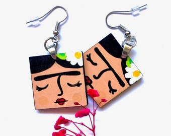 Pendientes cuadrados de madera pintados a mano estilo Frida para niña, pendientes colgantes estilo Frida Aretes, joyería mexicana, arte para vestir, idea de regalo para amantes de Frida