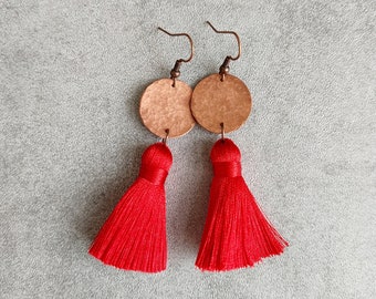 Copper earrings with tassels • Copper jewelry • Tassel earrings • Boho earrings • Hammered design • Long earrings • Red tassel earrings